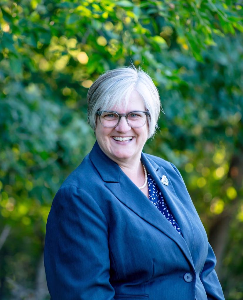 Carolyn Olson headshot